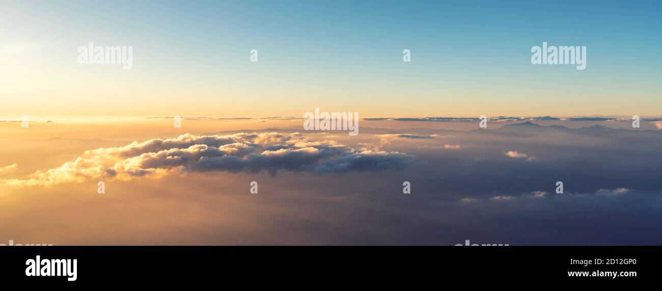 Ein Panorama-Draufsicht auf Sonnenaufgang oder Sonnenuntergang und über alle Wolken unter dem blauen Himmel, Himmel und Wolken Banner, Tapete Konzept. Hochwertige Fotos Stockfoto