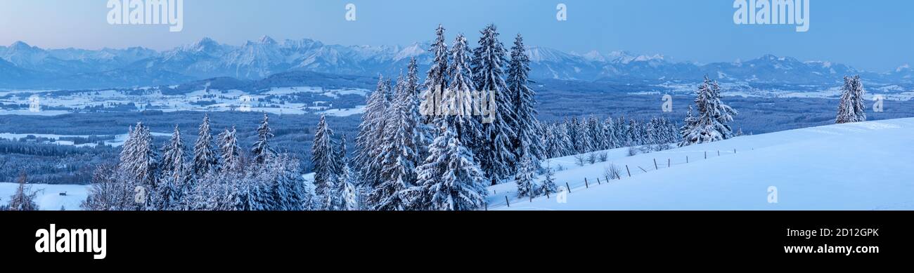 Geographie / Reisen, Deutschland, Bayern, Auerberg, Blick vom Auerberg auf Ammergauer Alpen und Tannheimer Berg, Additional-Rights-Clearance-Info-not-available Stockfoto