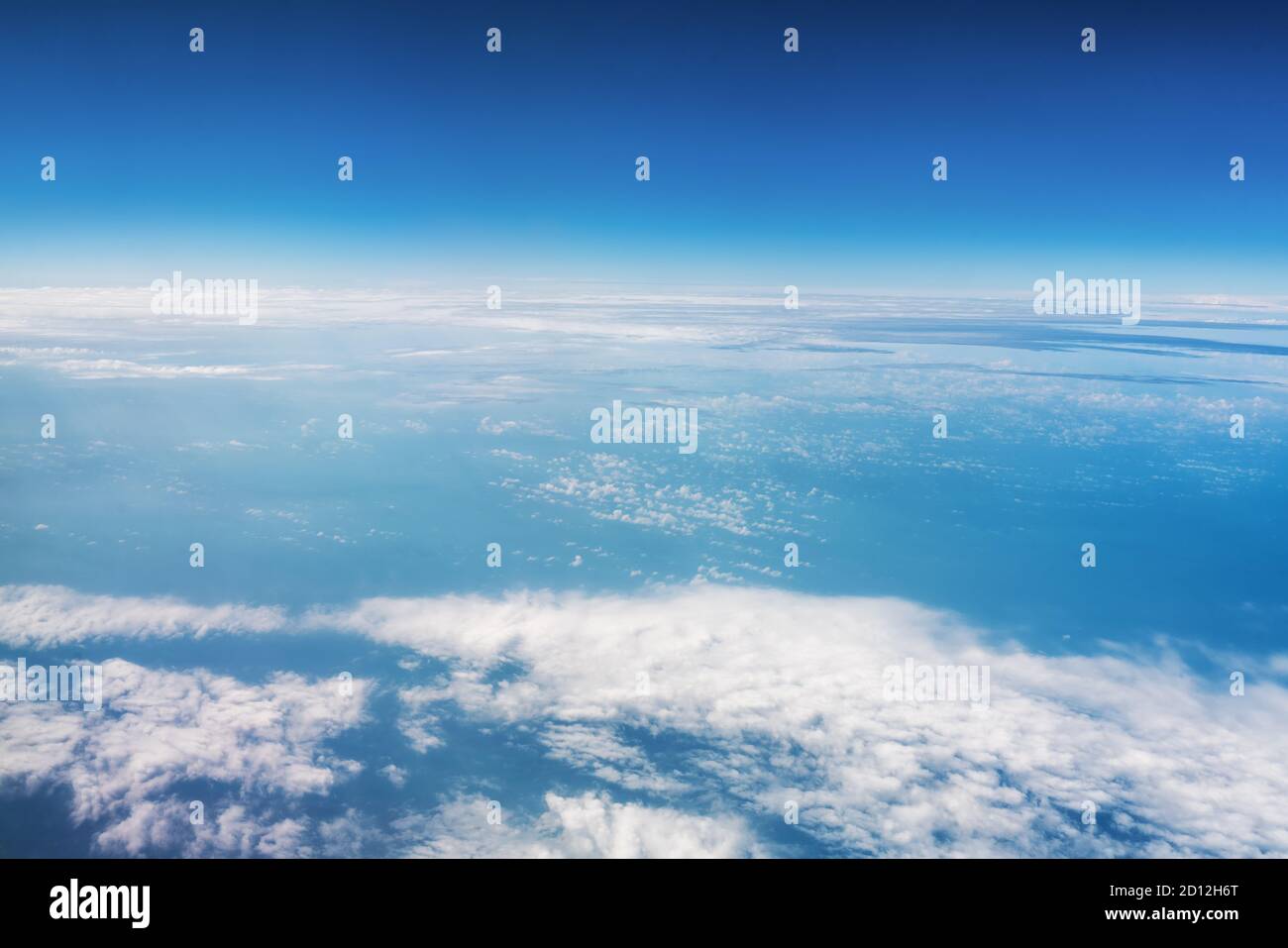 Eine Panorama-Ansicht von oben Tageslicht und über alle Wolken unter dem blauen Himmel, Himmel Wolken und Stadt Banner, Tapete Konzept. Hochwertige Fotos Stockfoto