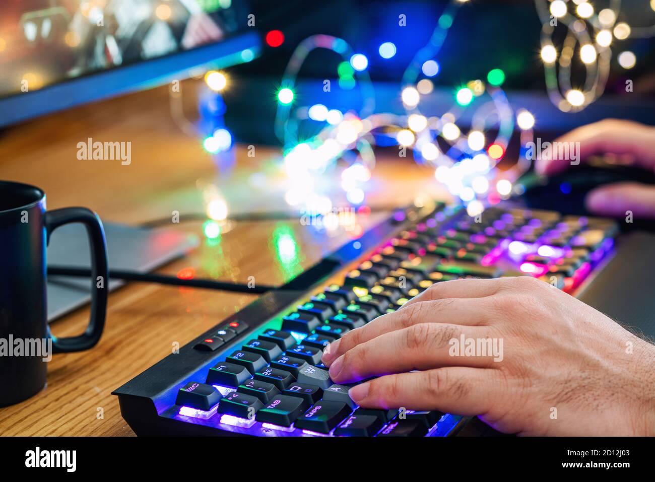 Nahaufnahme der Tastatur mit hellen LED-Leuchten für einfache und komfortable Verwendung von pc und Kaffee trinken. High-Tech-Konzept. Hochwertige Fotos Stockfoto