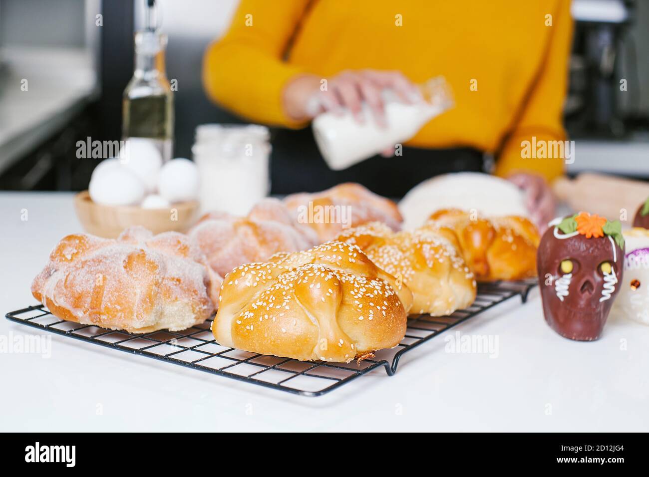 Mexikanische Frau backen Brot genannt Pan de muerto traditionell aus Mexiko an Halloween Stockfoto