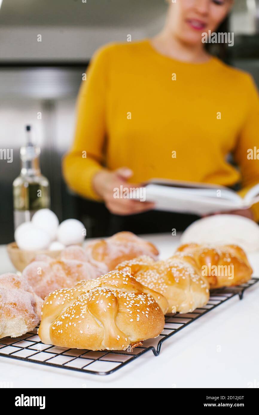 Mexikanisches Brot der Toten genannt Pan de muerto traditionell Aus Mexiko an halloween Stockfoto