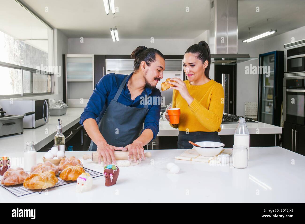 Mexikanische Leute backen und essen Brot genannt Pan de Muerto Traditionell aus Mexiko an Halloween Stockfoto