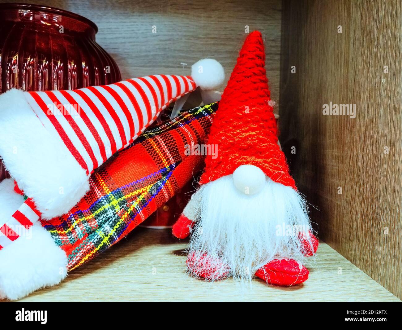 Plüsch-Spielzeug-Gnom auf dem Regal neben dem gestreiften Und karierte  Kappen Stockfotografie - Alamy