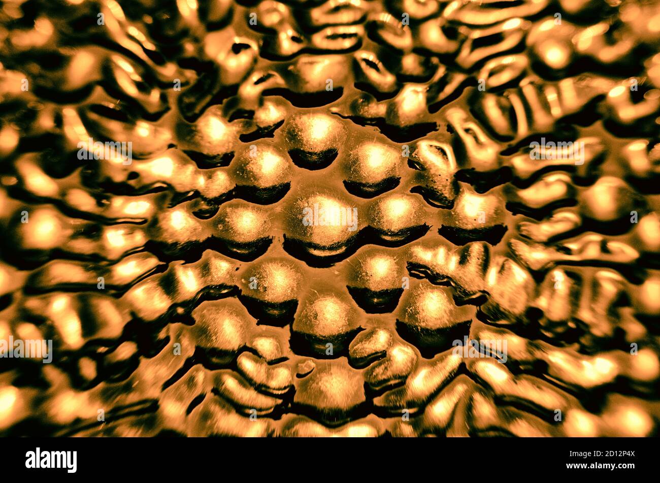 Amber-Gold abstraktes Ornament mit einem dreidimensionalen Muster und einem klar Markiert Mitte Stockfoto