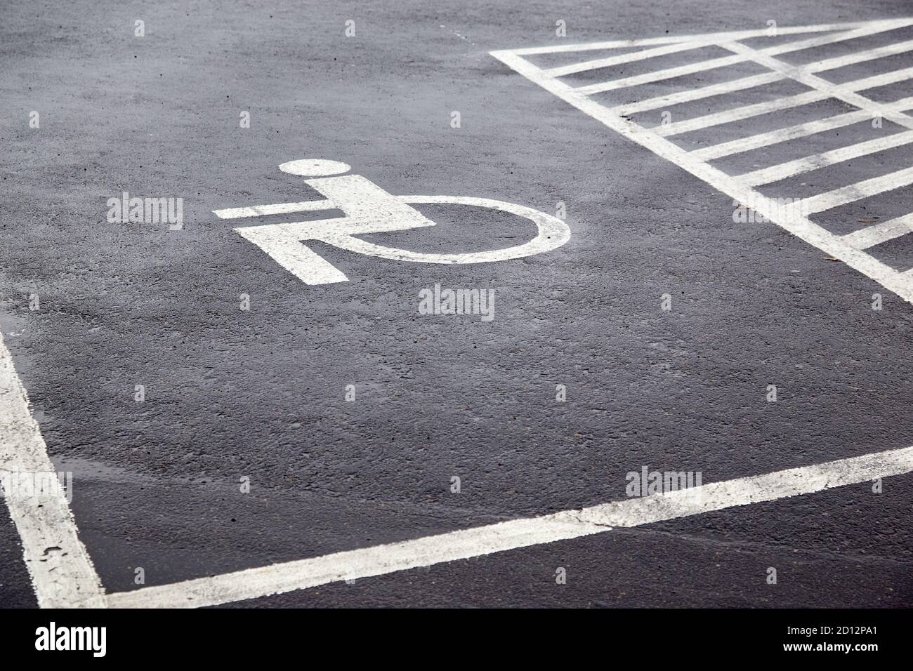 Parkplätze mit Schilder für Behinderte Asphalt Stockfoto