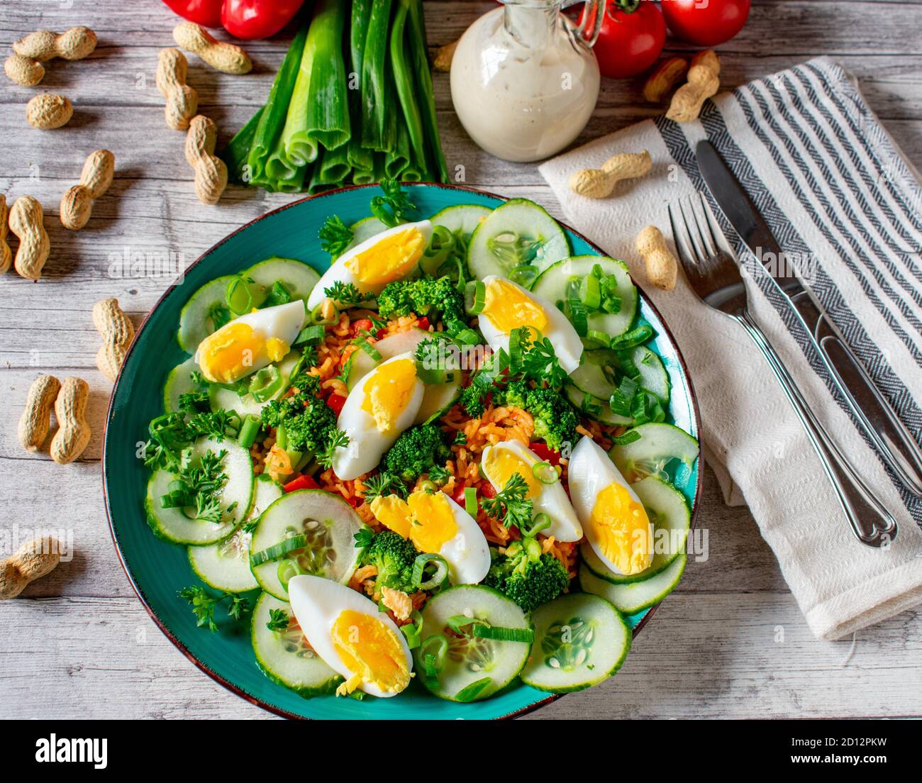 Ein Teller indonesischer Gado-Gado-Salat mit Reis, Eiern und grünem Gemüse Stockfoto