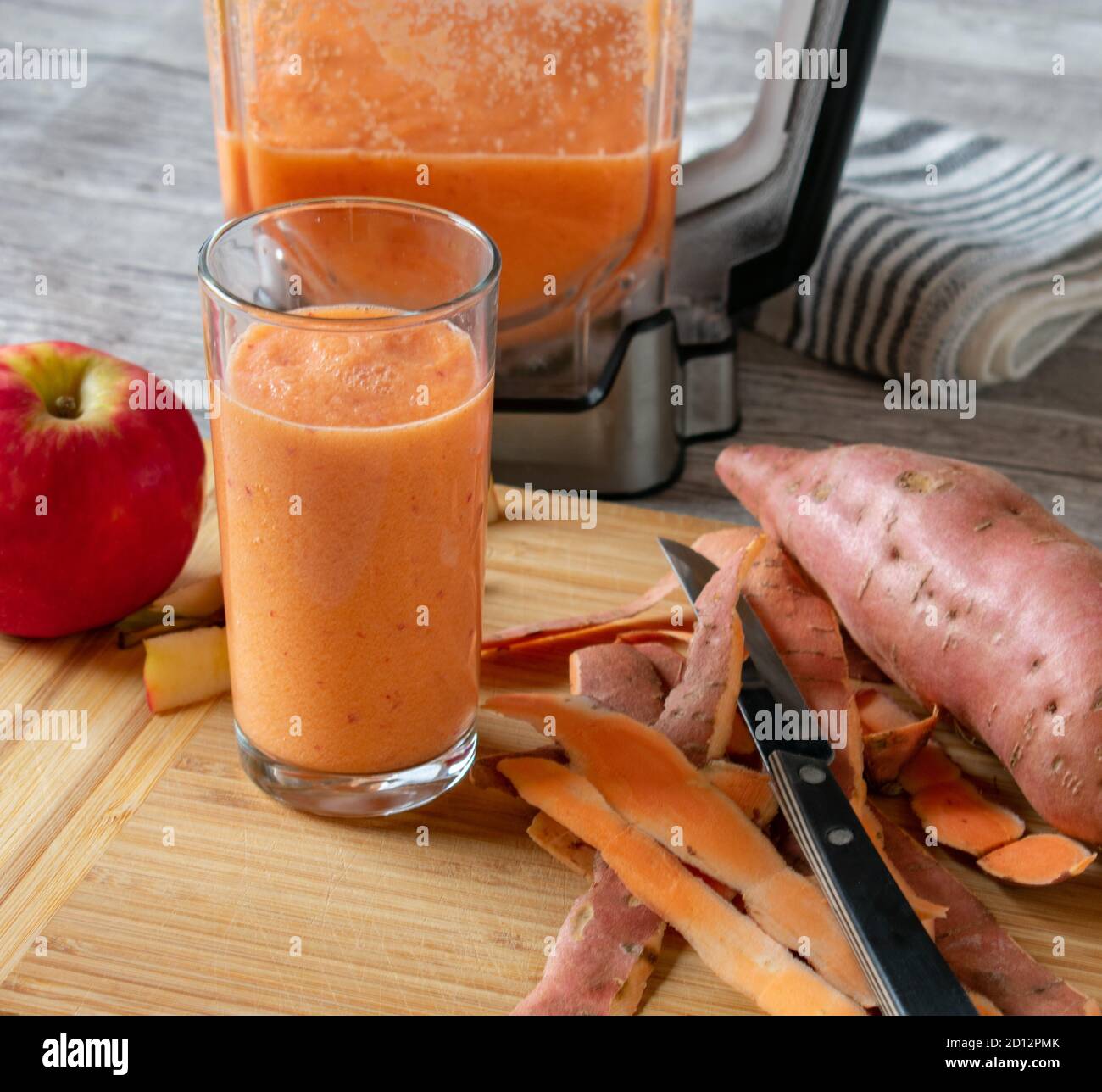 Gesundes Obst Gemüse Smoothie in einem Glas mit Mixer in Der Hintergrund Stockfoto
