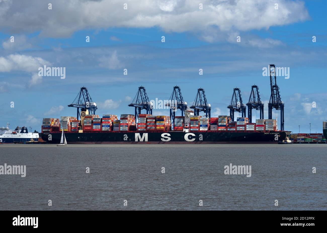 Containerschiffe werden im Felixstowe Port, Essex, England, entladen und verladen Stockfoto