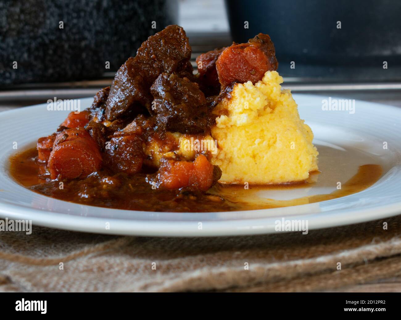 italienischer Rindereintopf mit cremiger Polenta Stockfoto