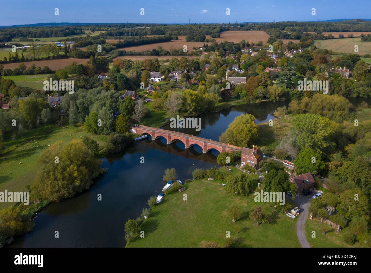 Themse und Brücke mit dem Dorf Clifton Hamden, Oxfordshire Stockfoto