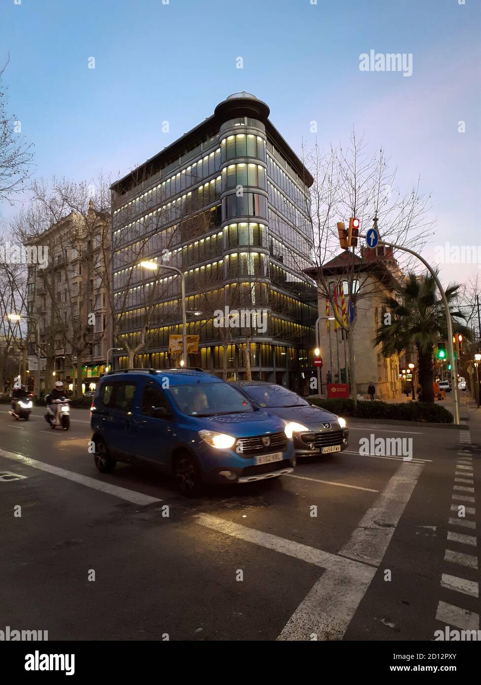 Das Gebäude von Diputació. Can Serra Palast von Josep Puig i Cadafalch und Nebengebäude von F.Correa und A.Mila.Eixample Viertel, Barcelona. Stockfoto