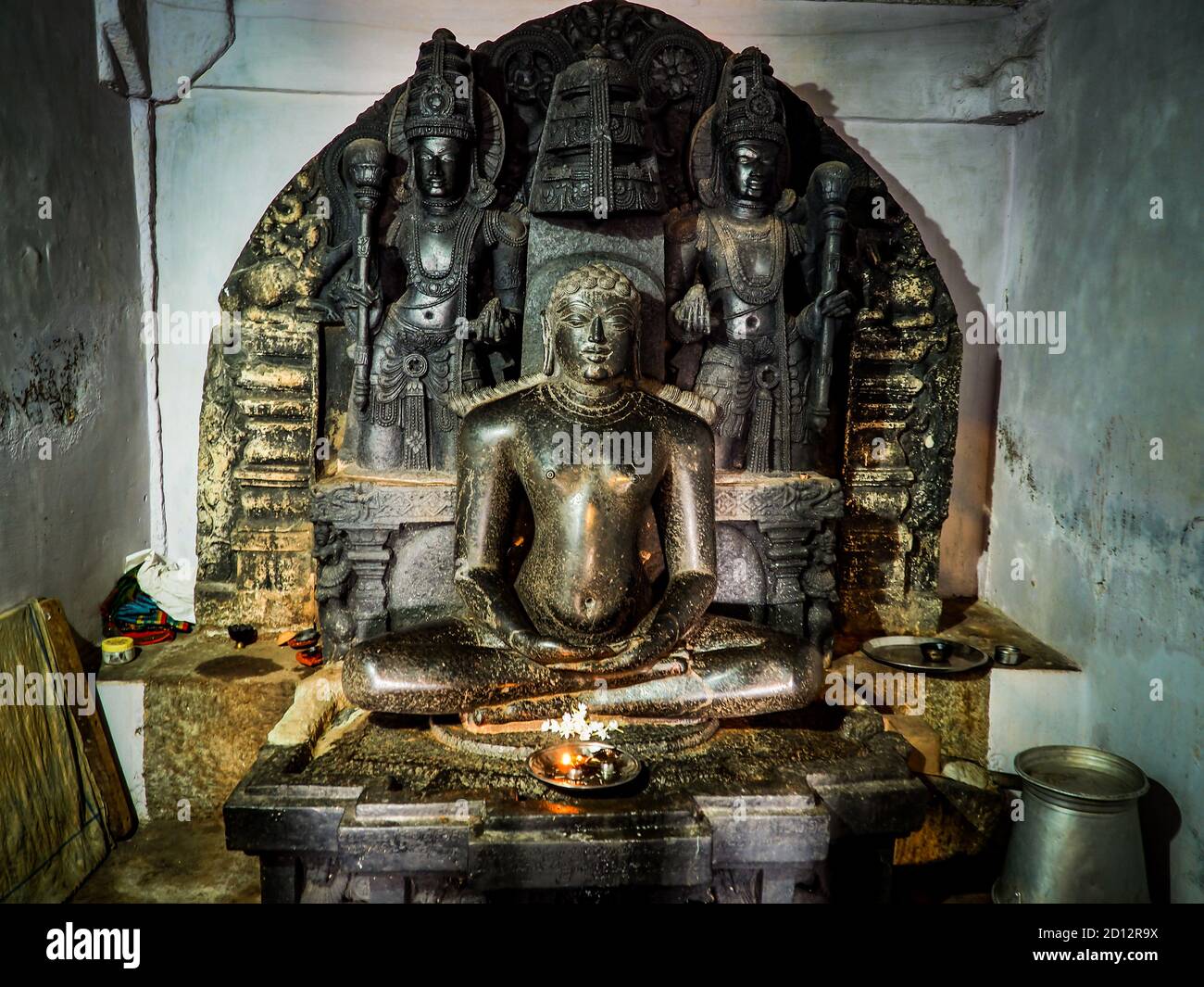 Jainism Tempel und Statue von Tirthankara. Shravanabelagola, Karnataka, Indien. Stockfoto