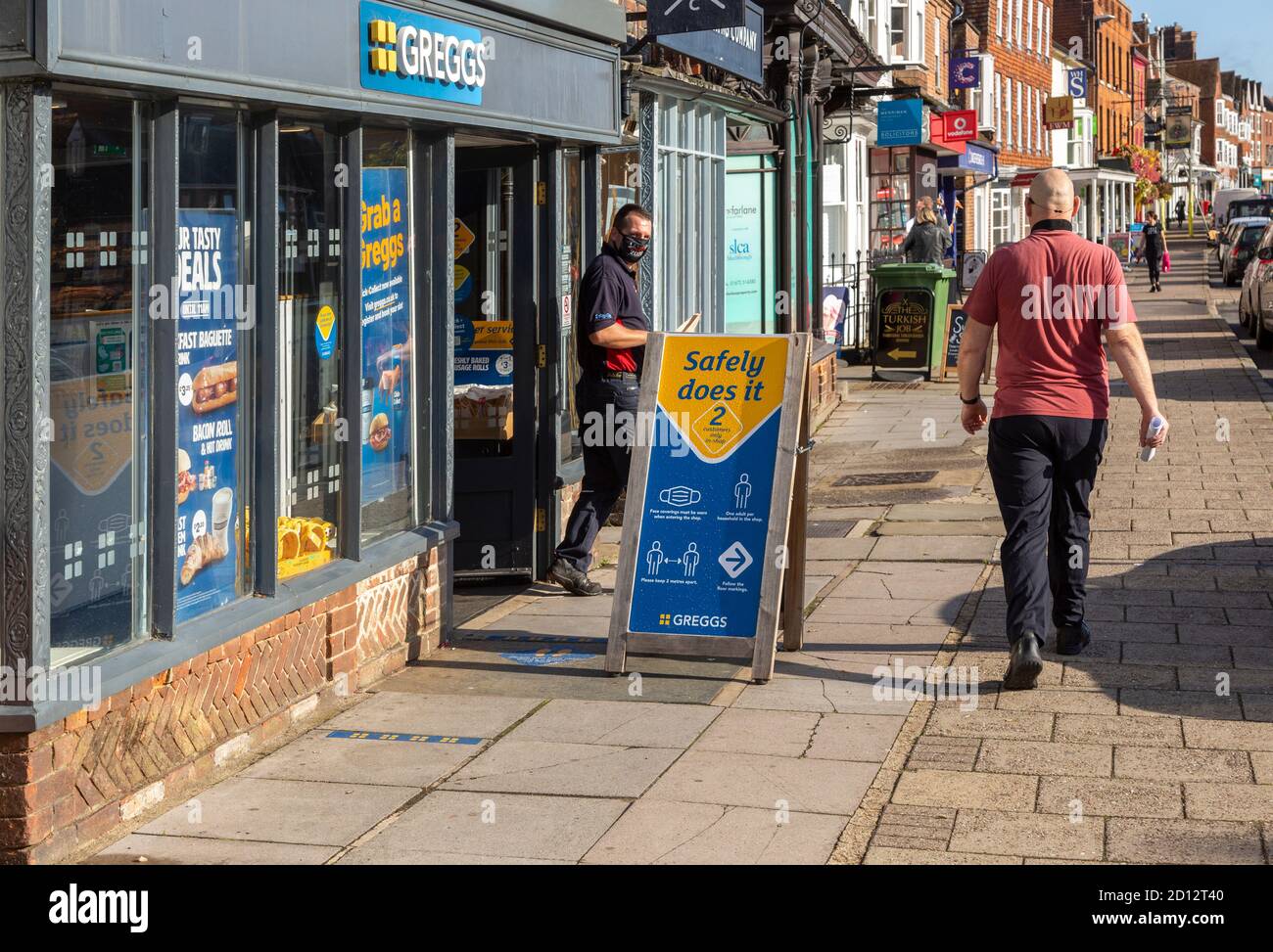 Greggs Zeichen für Covid Sicherheit Regeln außerhalb Shop, Marlborough, Wiltshire, England, Großbritannien Stockfoto