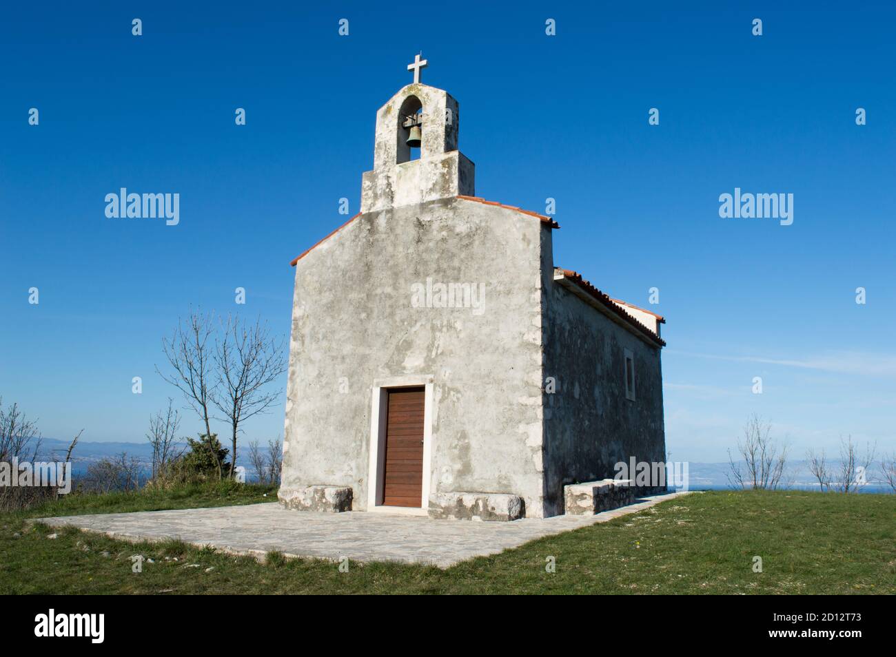Kirche St. Maria Magdalena aus dem 15. Jahrhundert auf dem Gipfel des Hügels in Brsec, kleines Dorf im Westen Kroatiens, Blick auf die Stadt Rijeka und Kvarner Stockfoto