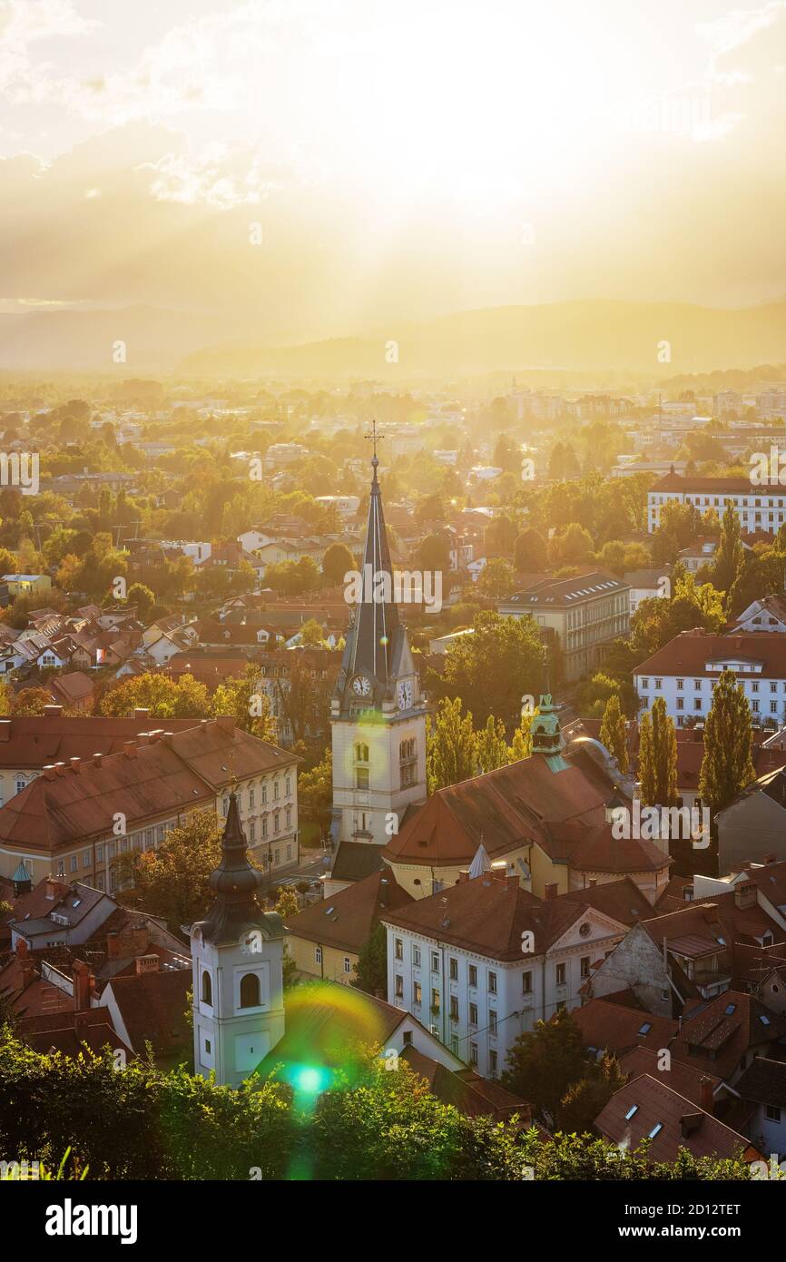 Luftaufnahme der Kirche St. Jakob und des westlichen Teils von Ljubljana von der Burg von Ljubljana während des Herbstuntergangs. Slowenien, Religion, Architektur Stockfoto