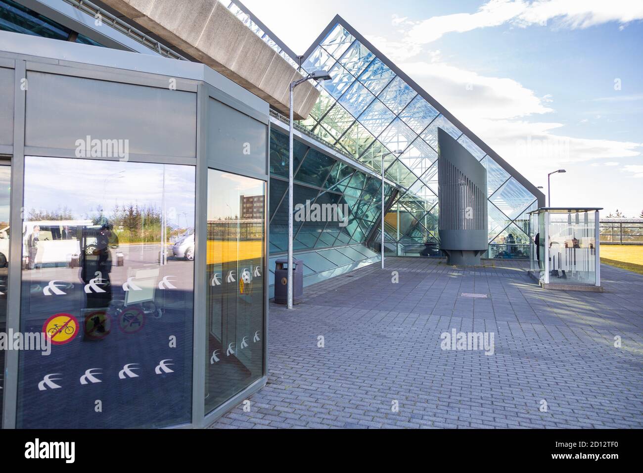 Keflavik Island - 28. August 2015: Das Terminal am internationalen Flughafen Keflavik an einem Sommertag Stockfoto