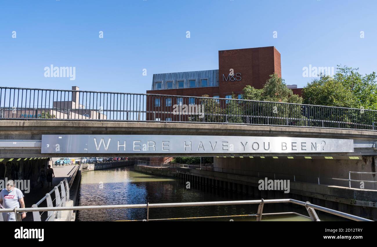 Schild an der Seite der Wigford Way Brücke über den Fluss Witham Navigation durch Lincoln August 2020 Stockfoto