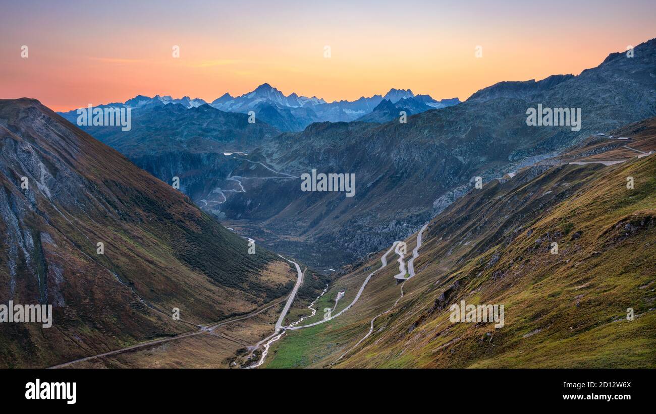 Furkapass, Schweizer Alpen. Landschaftsbild des Furkapasses, Schweiz bei Herbstuntergang. Stockfoto