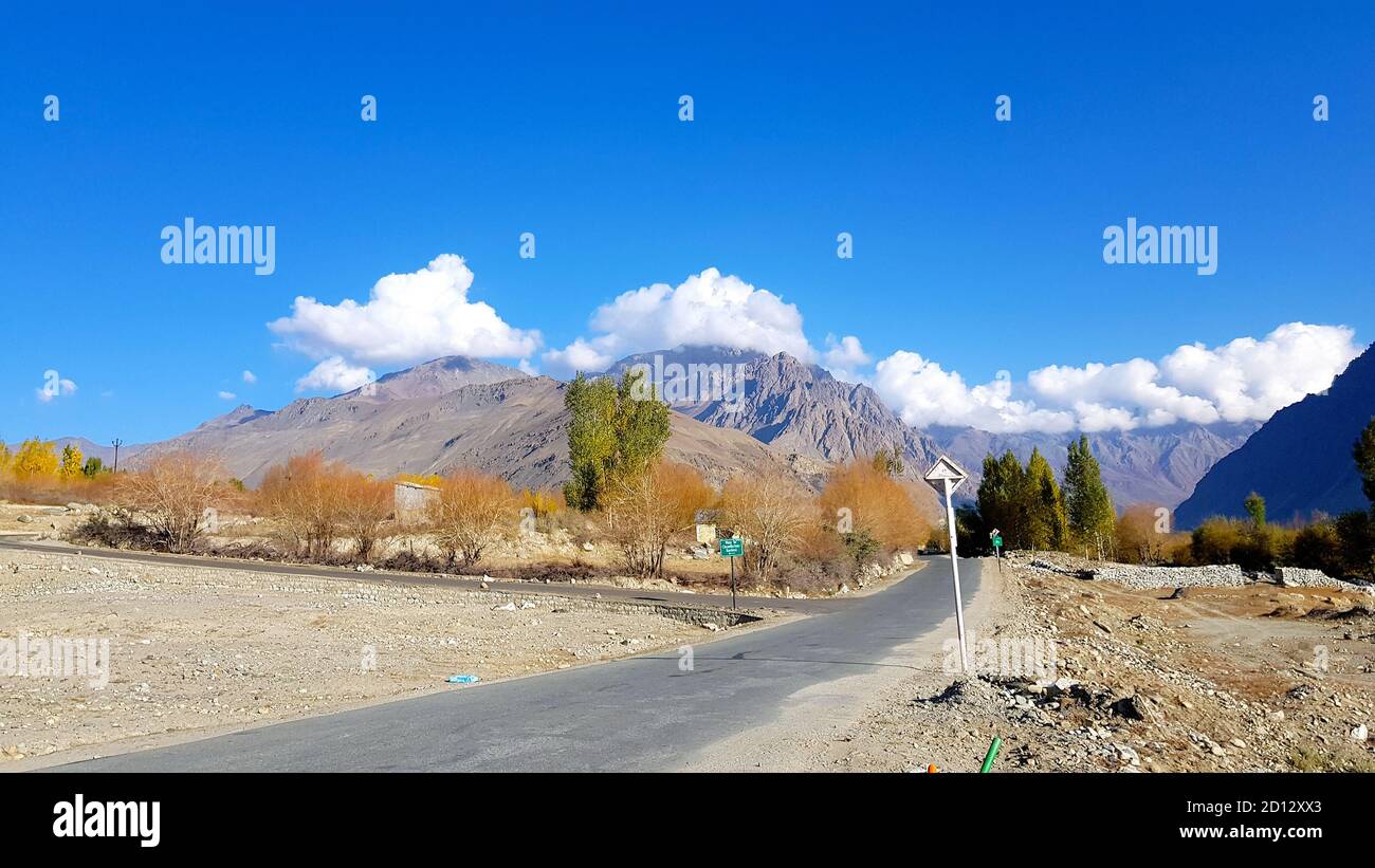 Schönes Tal der hügeligen Gegend und Berge in indien. Schönes Ziel für Touristen zu reisen und Bergsteigen auf Himalaya Bergkette Stockfoto