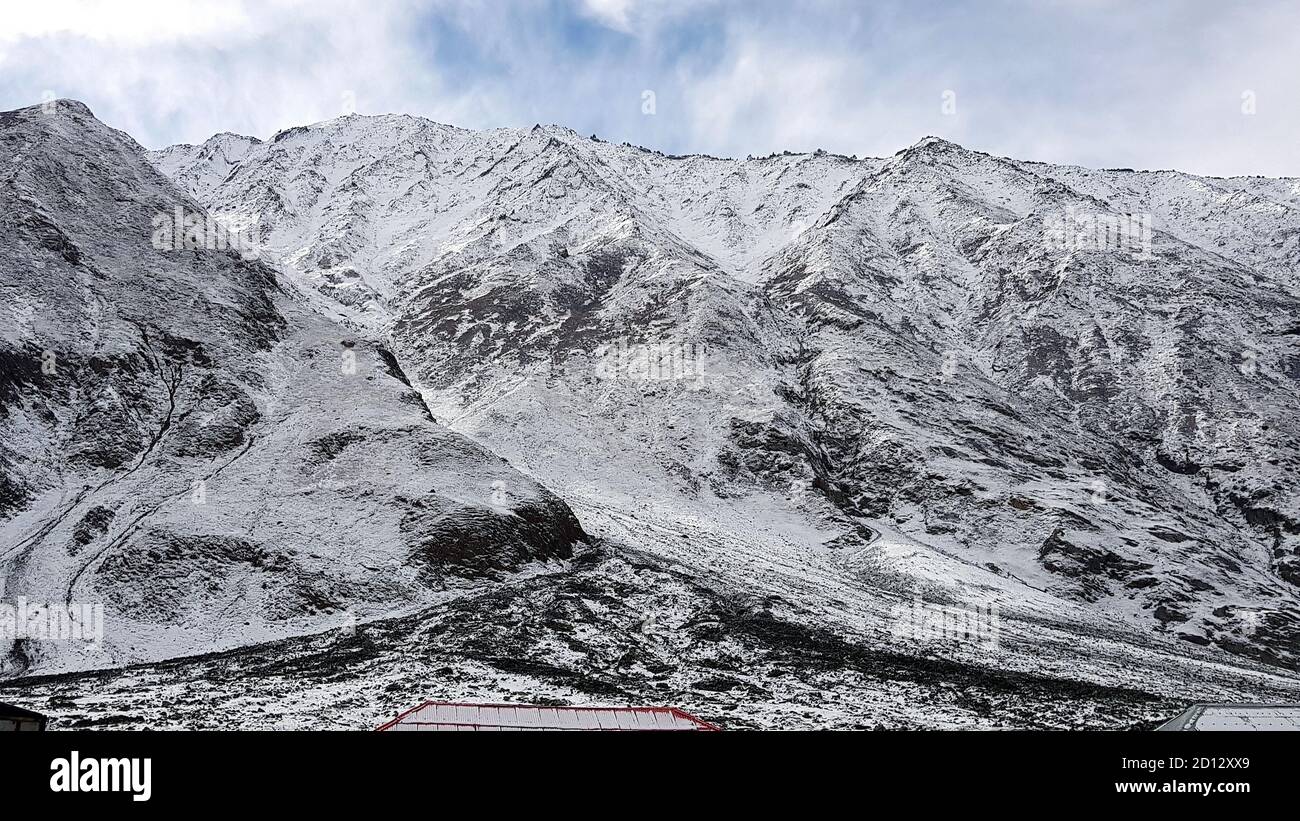 Schönes Tal der hügeligen Gegend und Berge in indien. Schönes Ziel für Touristen zu reisen und Bergsteigen auf Himalaya Bergkette Stockfoto