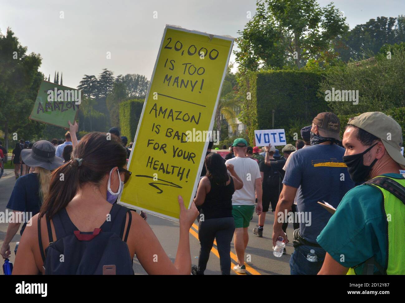 Beverly Hills, Usa. Oktober 2020. Eine Koalition von Arbeits- und Umweltaktivisten marschiert am Sonntag, den 4. Oktober 2020, zum Tor der Villa des Amazon-Gründers Jeff Bezo, um gegen die Arbeitsbedingungen der Unternehmen während der COVID-19-Krise in Beverly Hills, Kalifornien, zu protestieren. Amazon hat letzte Woche, nach monatelangem Druck von Arbeitern und Arbeitergruppen, enthüllt, dass fast 20,000 seiner Frontline-US-Arbeiter positiv getestet haben oder für das Coronavirus als positiv angenommen wurden. Foto von Jim Ruymen/UPI Kredit: UPI/Alamy Live Nachrichten Stockfoto