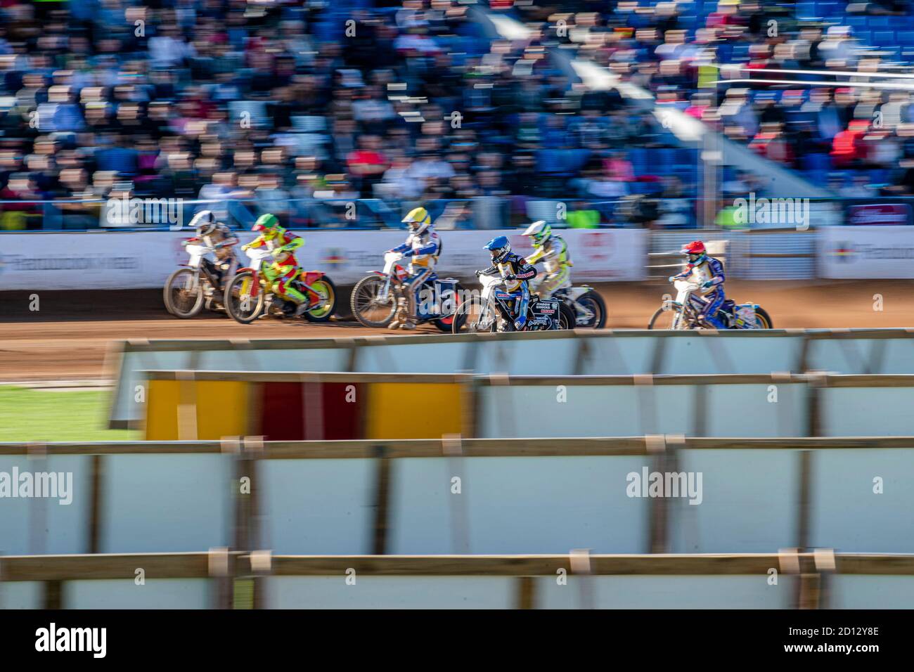 Motorrad-Speedway-Fahrer treten im Halbfinale beim internationalen Speedway-Rennen Golden Helmet in Pardubice, Tschechische Republik, am 4. Oktober 2020 an. (CTK Photo/David Tanecek) Stockfoto