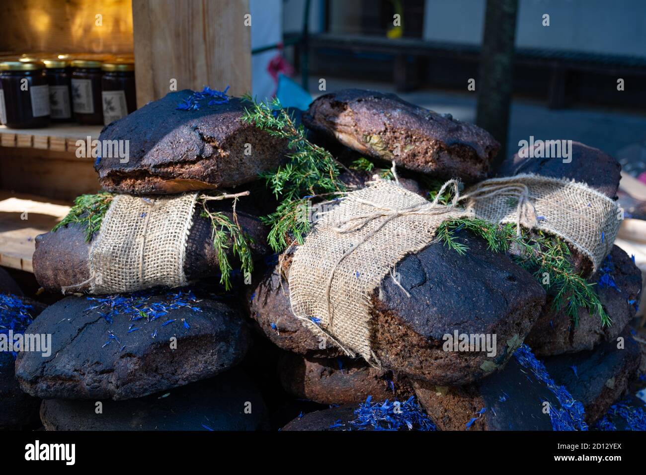 Hausgemachte schwarz Getreide- und Juniper Brot mit Hanf Samen in einem Street Food traditioneller Markt Stockfoto