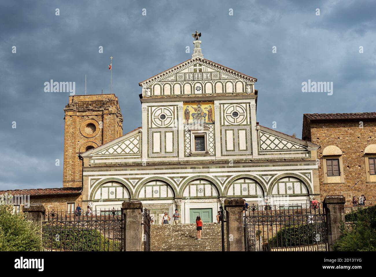 Fassade der berühmten Basilika San Miniato al Monte im florentinischen romanischen Stil (1013 - XII Jahrhundert). UNESCO-Weltkulturerbe, Toskana, Italien. Stockfoto