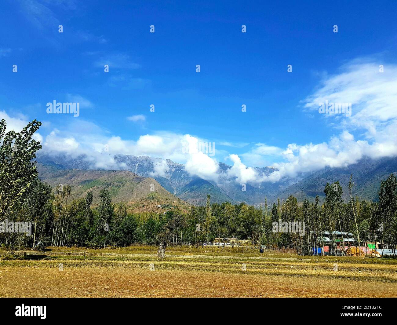 Schönes Tal der hügeligen Gegend und Berge in indien. Schönes Ziel für Touristen zu reisen und Bergsteigen auf Himalaya Bergkette Stockfoto