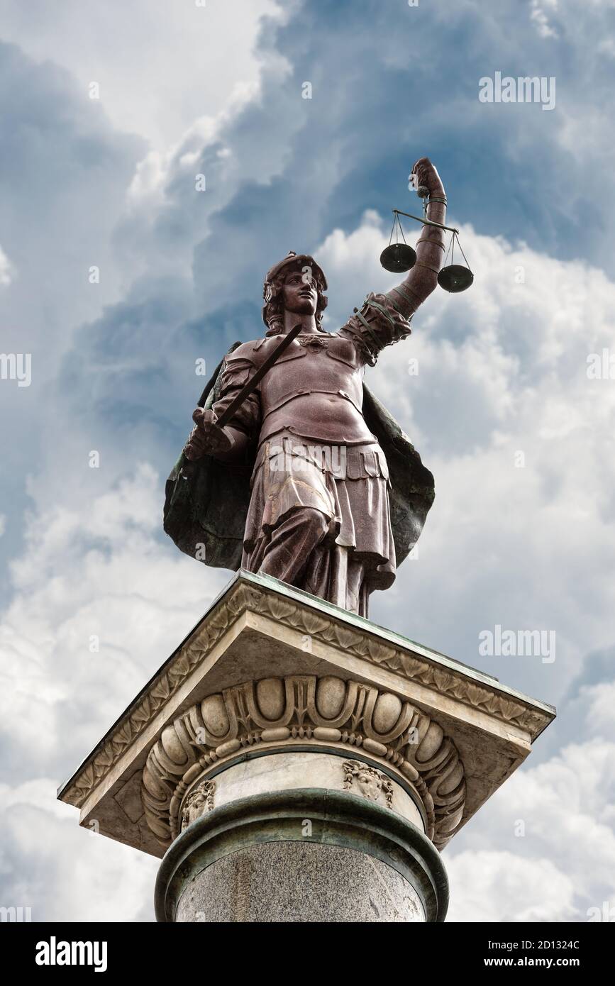 Säule mit Statue der Gerechtigkeit auf der Piazza Santa Trinita, Florenz, Toskana, Italien. Die Statue stammt aus der Römerzeit. Stockfoto