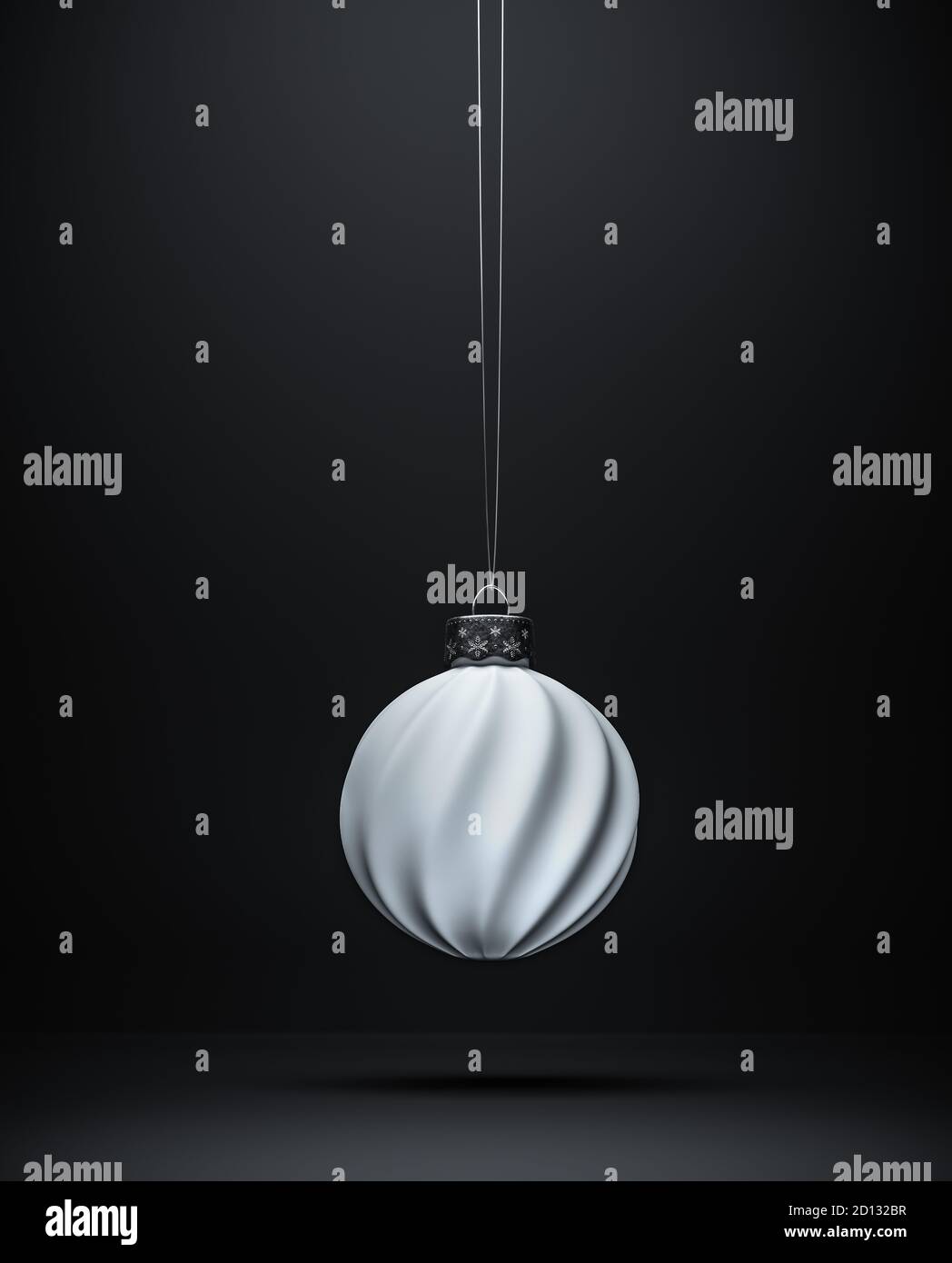 Hängende matt weiße Weihnachtskugel. Verdrehte gestreifte Weihnachtsschmuck auf dunkelgrauem Hintergrund. Schwarz-Weiß-Ansicht der Weihnachtskugel. Weihnachten Stockfoto