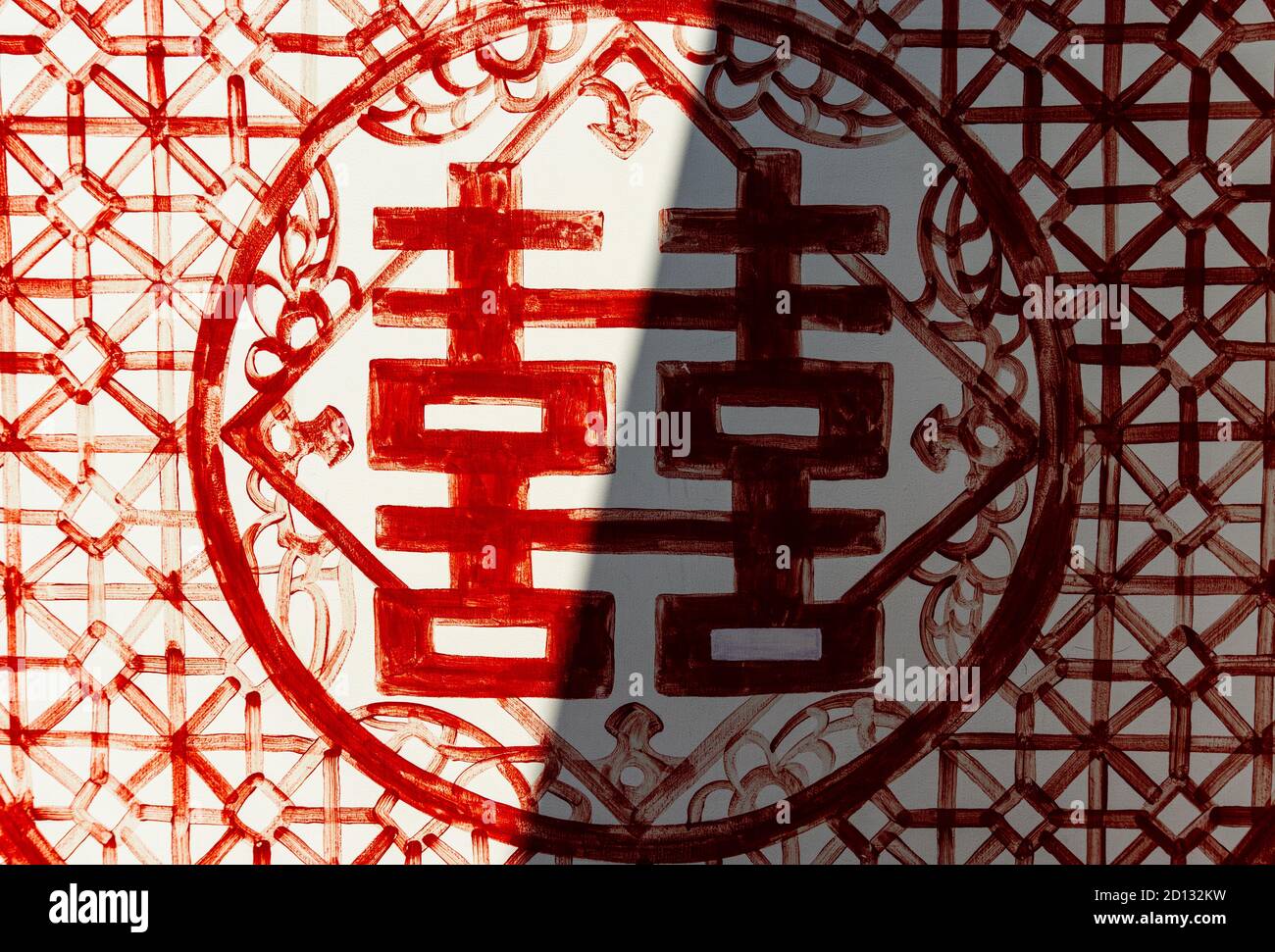 Schatten, der chinesische Schriftzeichen durchschneidet, für „Double Happiness“ Stockfoto