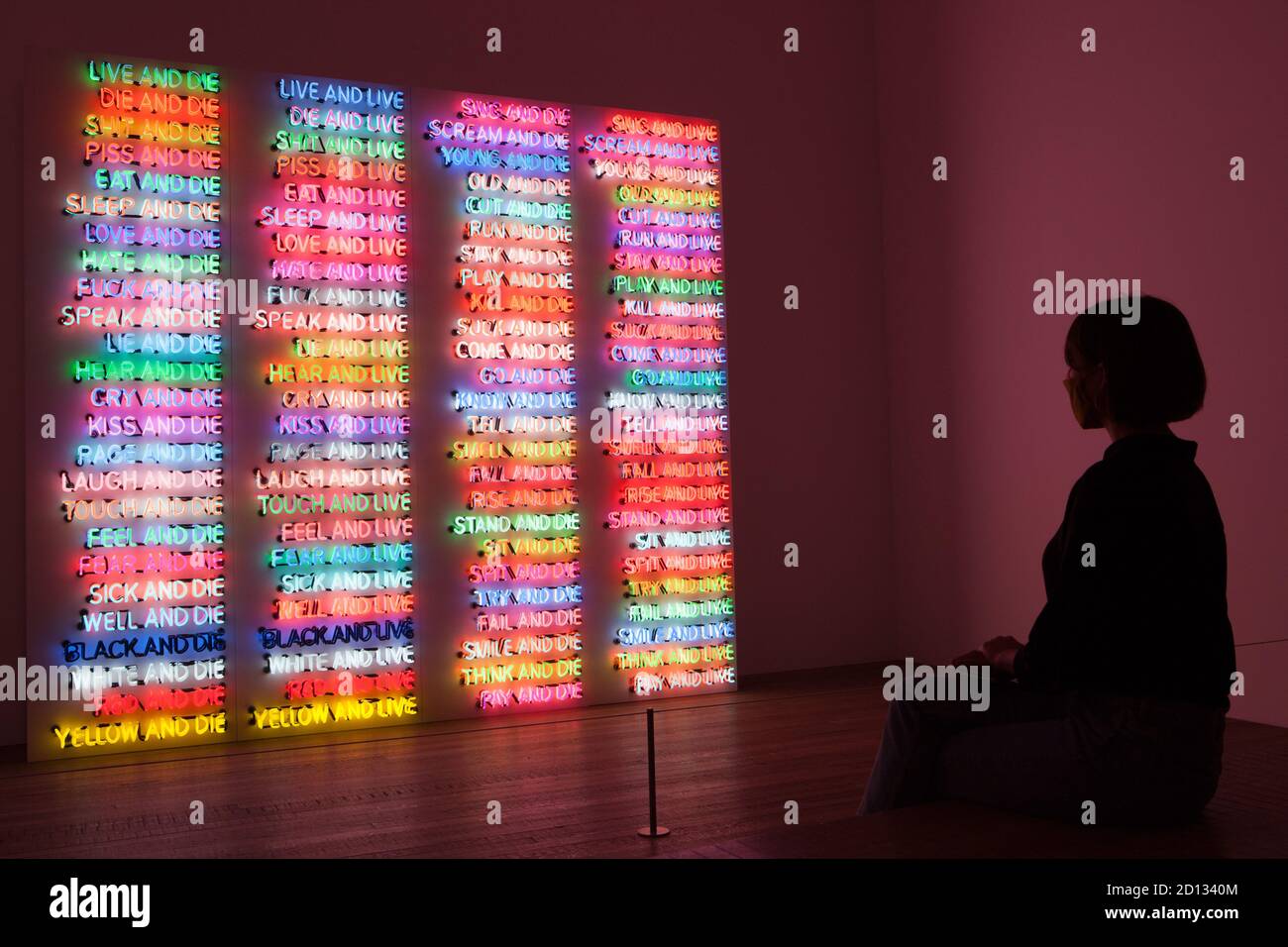 London, Großbritannien, 5. Oktober 2020: Die Arbeiten des amerikanischen Künstlers Bruce Nauman werden in einer neuen Ausstellung in der Tate Modern, London, untersucht. Mit Projektionen, Neons, Videoinstallationen und Skulpturen stammt die Arbeit aus den 1960er Jahren. 'One Hundred Live and die' stammt aus dem Jahr 1984. Rachel Royse/Alamy Live News Stockfoto