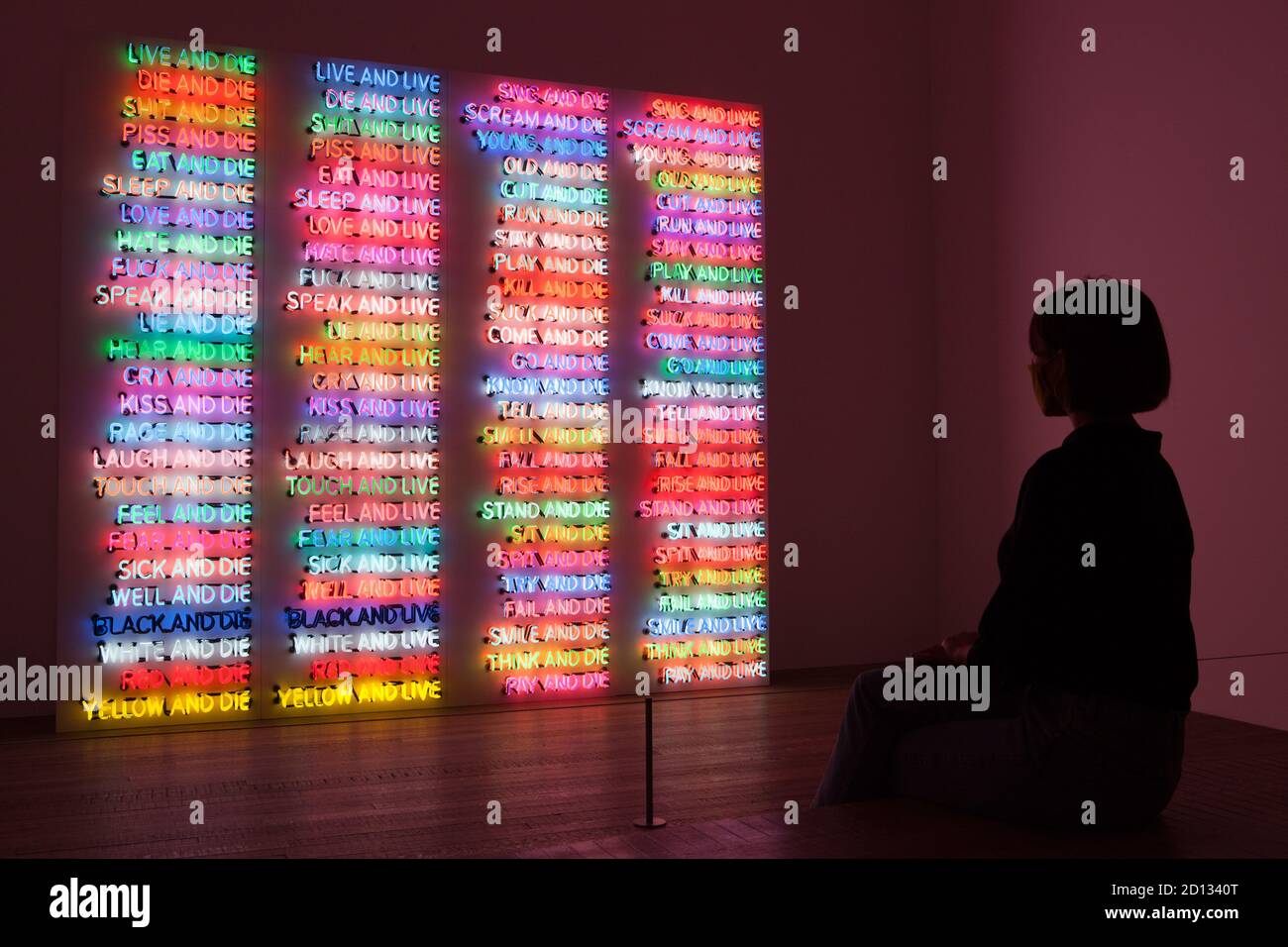 London, Großbritannien, 5. Oktober 2020: Die Arbeiten des amerikanischen Künstlers Bruce Nauman werden in einer neuen Ausstellung in der Tate Modern, London, untersucht. Mit Projektionen, Neons, Videoinstallationen und Skulpturen stammt die Arbeit aus den 1960er Jahren. 'One Hundred Live and die' stammt aus dem Jahr 1984. Rachel Royse/Alamy Live News Stockfoto