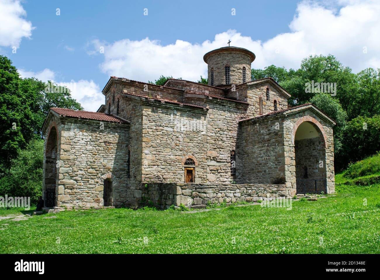 10. Jahrhundert alte christliche Kirche, Nischnearhizy Tempel, Nord Zelenchuk Tempel, alten Steintempel zwischen Bergen und Vegetation Stockfoto