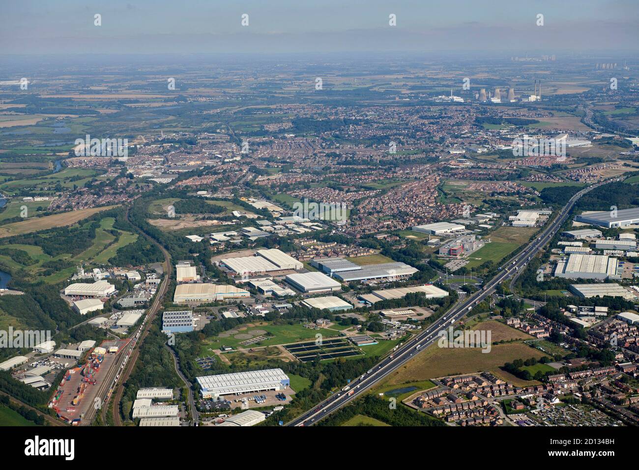Eine Luftaufnahme des Industrieguts Normanton, das die Autobahn M62 überspannt, West Yorkshire, Nordengland, Großbritannien Stockfoto