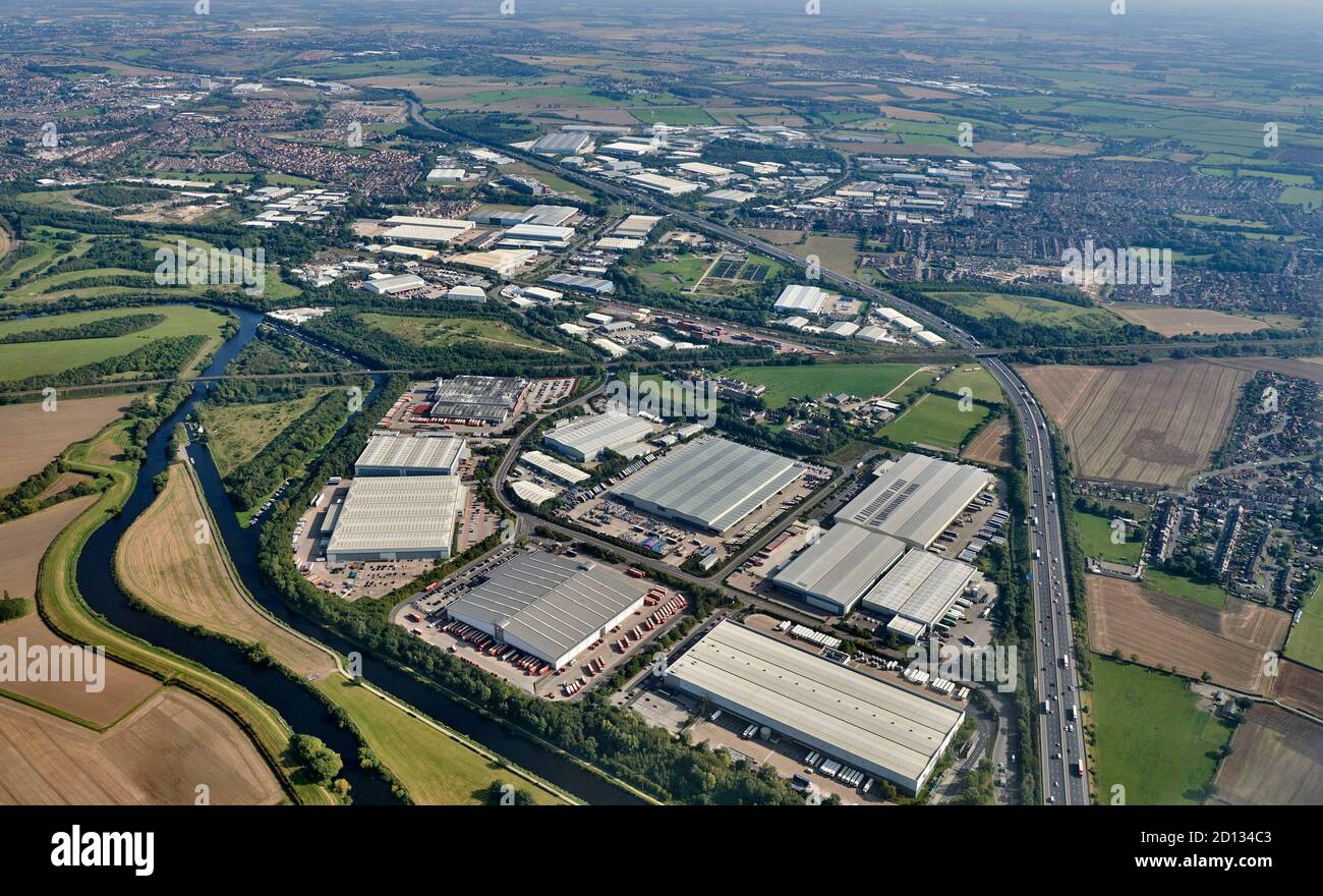 Eine Luftaufnahme des Industrieguts Normanton, das die Autobahn M62 überspannt, West Yorkshire, Nordengland, Großbritannien Stockfoto