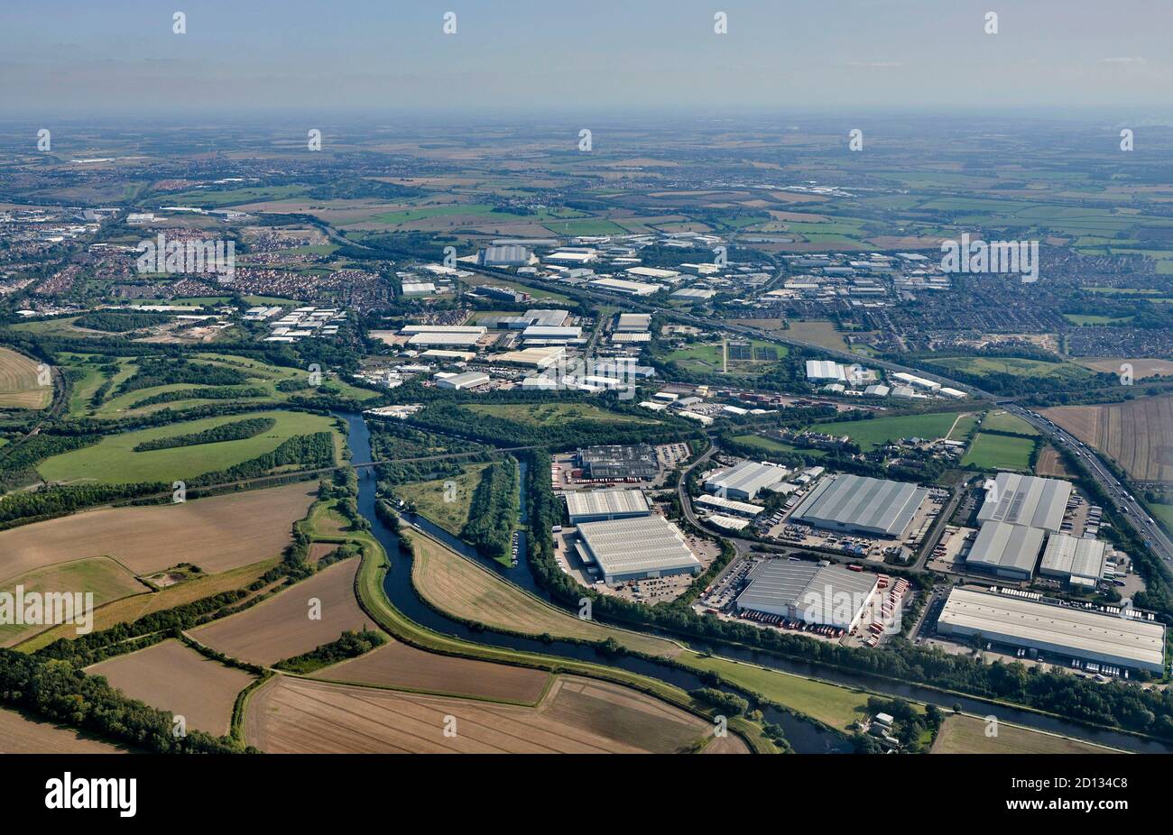 Eine Luftaufnahme des Industrieguts Normanton, das die Autobahn M62 überspannt, West Yorkshire, Nordengland, Großbritannien Stockfoto