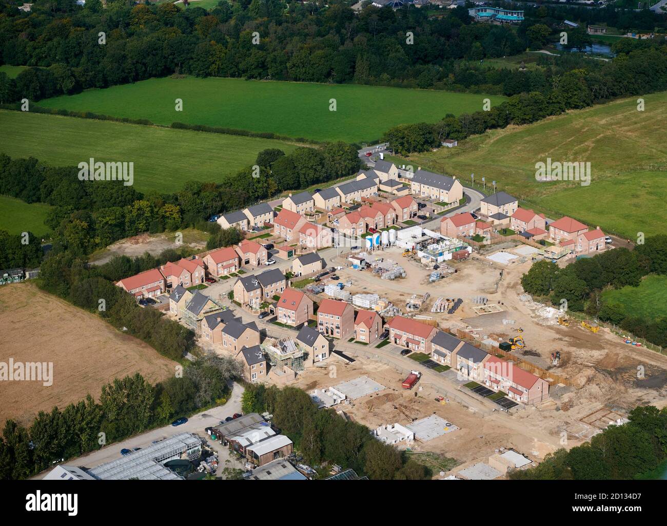 UK Bauindustrie bei der Arbeit - Hausbaustelle, aus der Luft, Harrogate, North Yorkshire, Nordengland Stockfoto