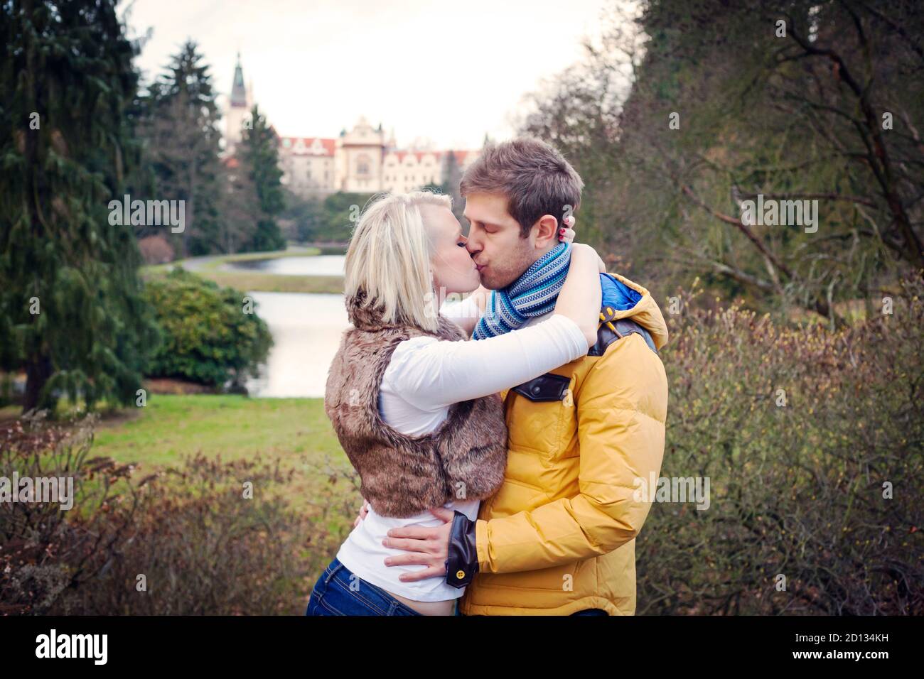 Junges Paar küsst draußen an einem kalten Wintertag. Stockfoto