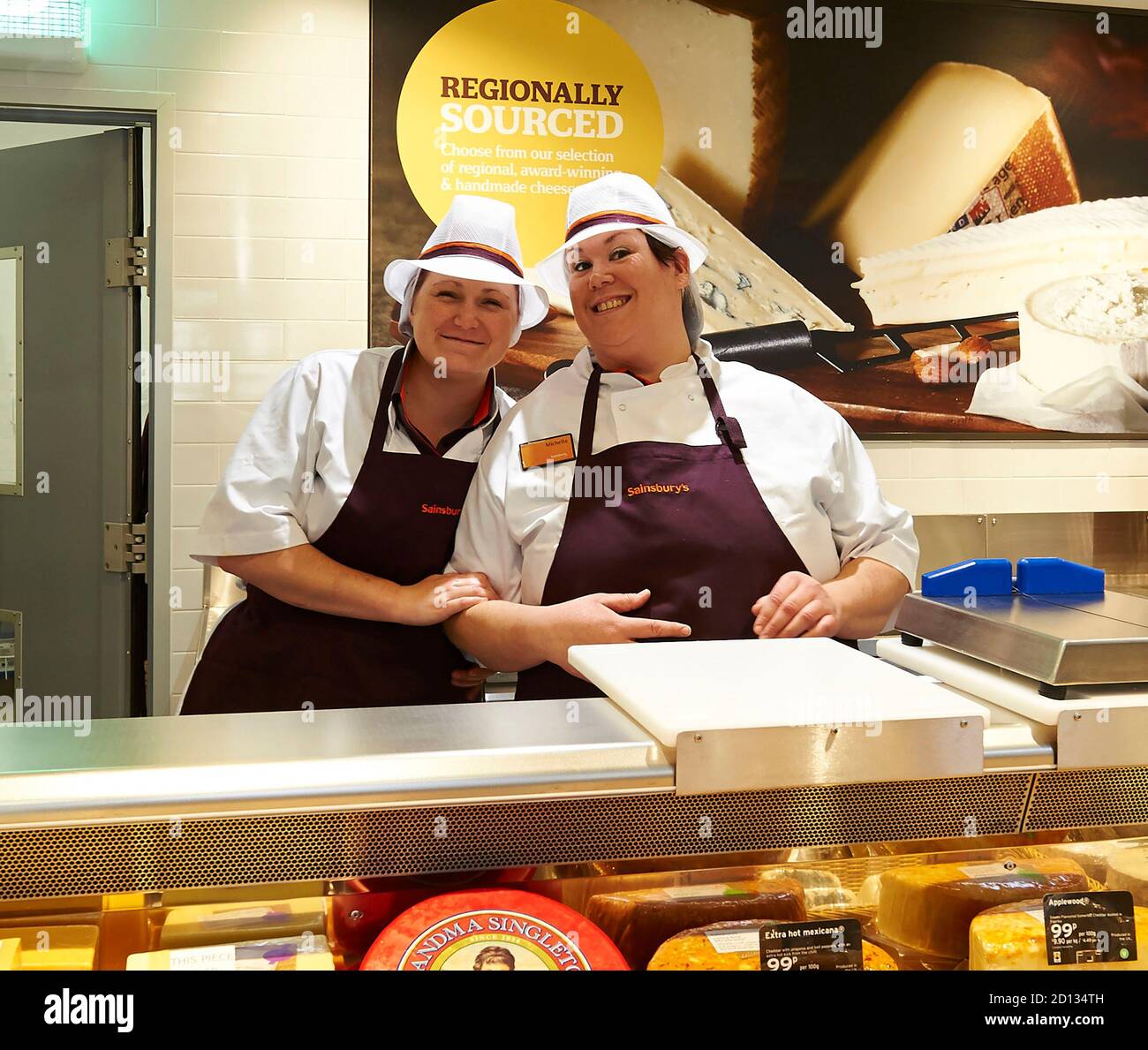 Mitarbeiter im Sainsbury's Store, Großbritannien Stockfoto