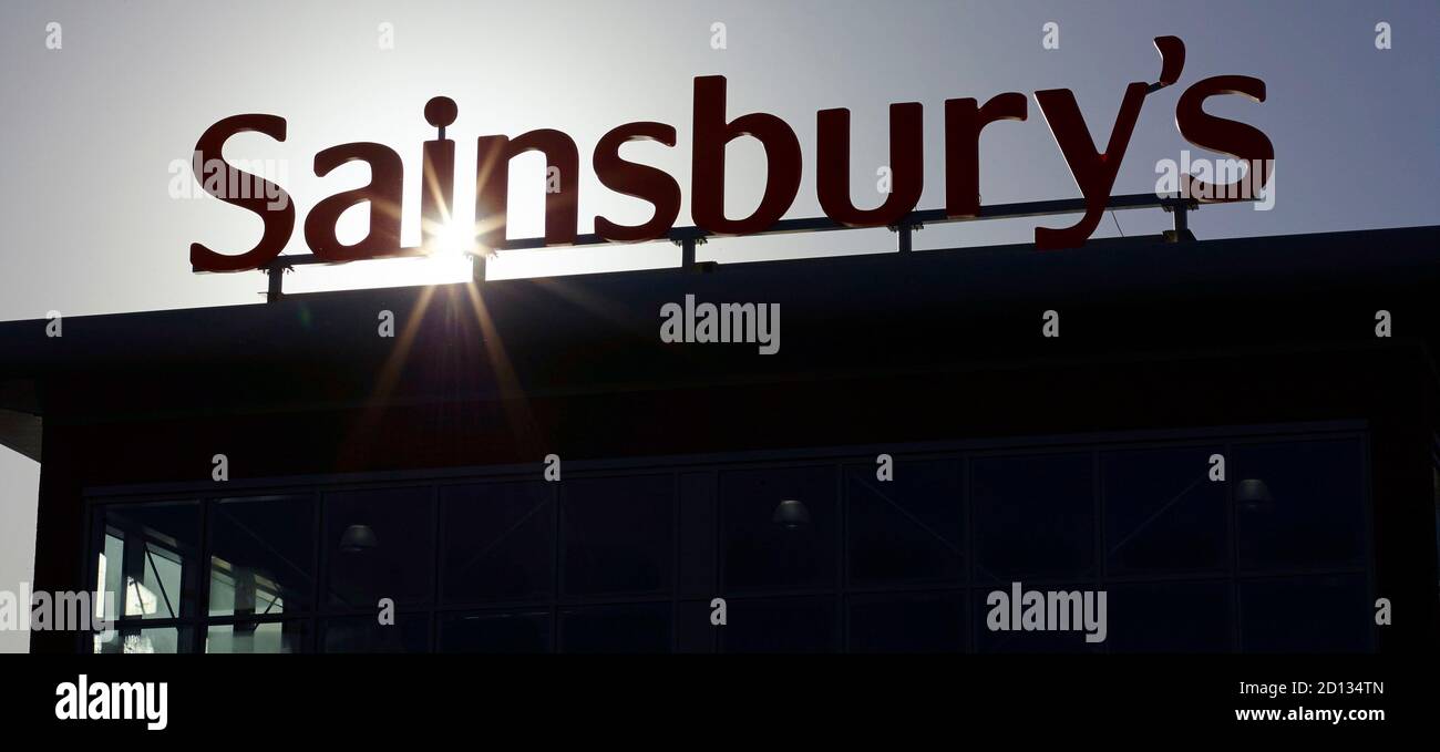 Sainsbury's Supermarkt in der Abenddämmerung, Market Harborough, East Midlands, England, Großbritannien Stockfoto