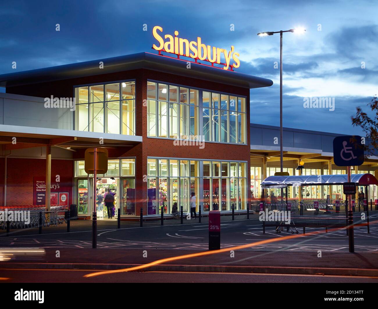 Sainsbury's Supermarkt in der Abenddämmerung, Market Harborough, East Midlands, England, Großbritannien Stockfoto