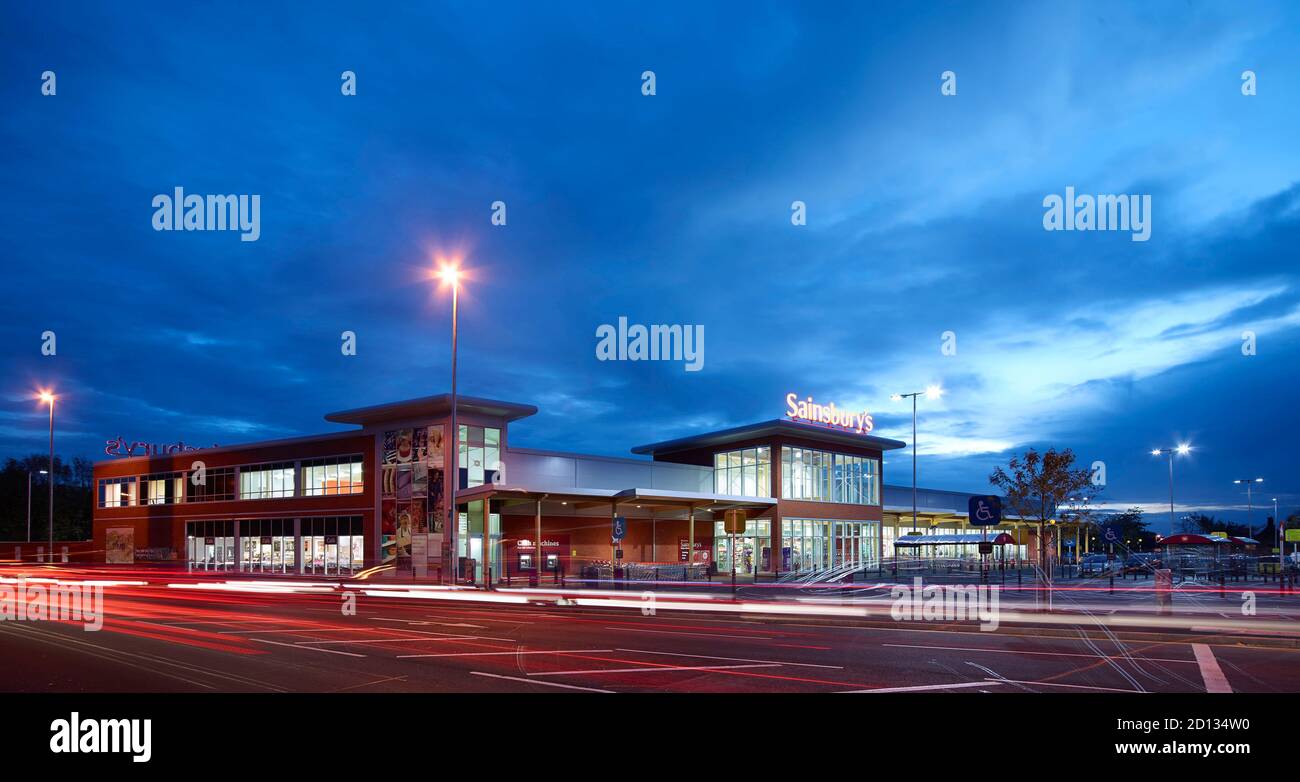 Sainsbury's Supermarkt in der Abenddämmerung, Market Harborough, East Midlands, England, Großbritannien Stockfoto
