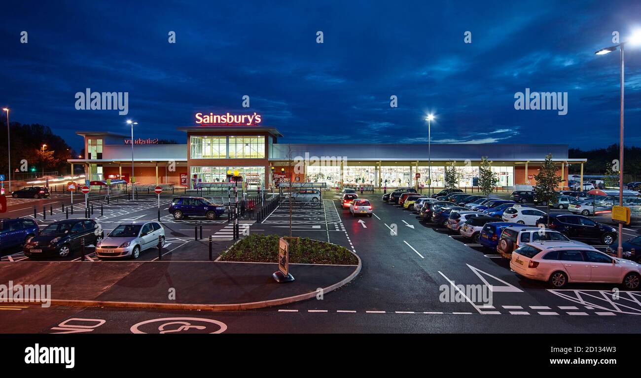 Sainsbury's Supermarkt in der Abenddämmerung, Market Harborough, East Midlands, England, Großbritannien Stockfoto