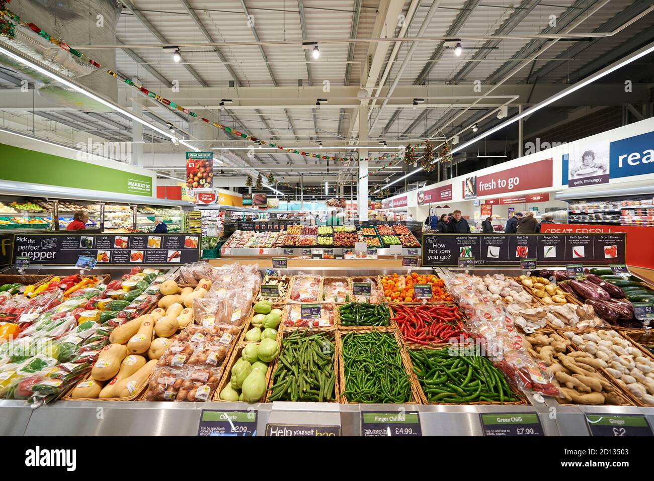 Morrisons Ausstellung von Obst & Gemüse im Supermarkt in, Bargoed, South Wales, Großbritannien Stockfoto