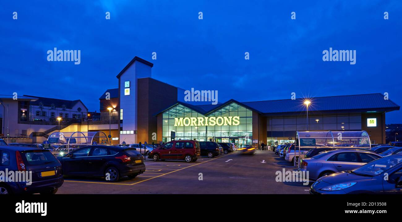 Morrisons Supermarkt in der Dämmerung, AT, Bargoed, South Wales, Großbritannien Stockfoto
