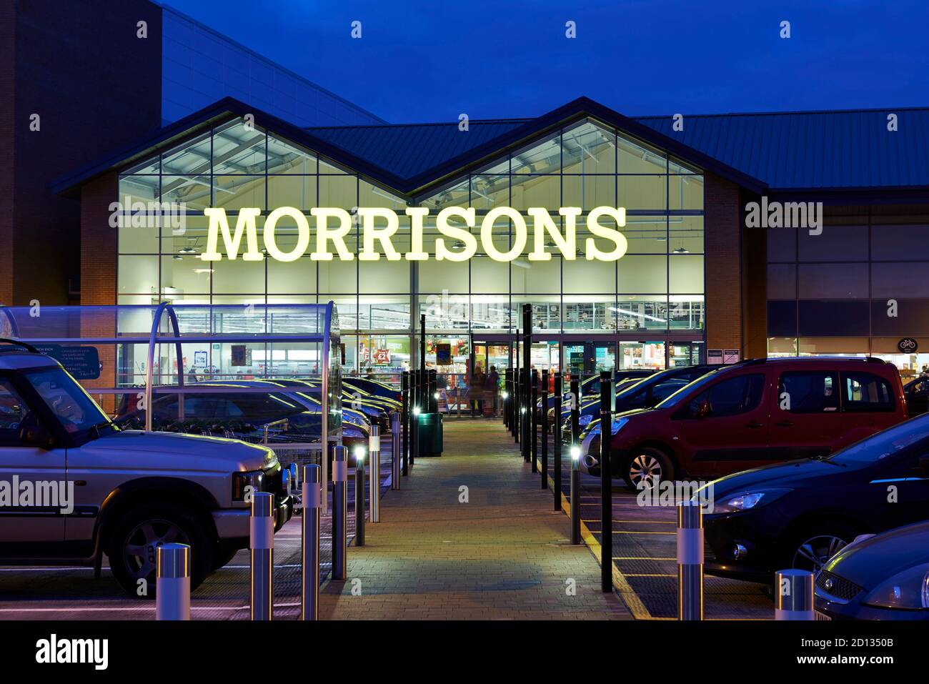 Morrisons Supermarkt in der Dämmerung, AT, Bargoed, South Wales, Großbritannien Stockfoto