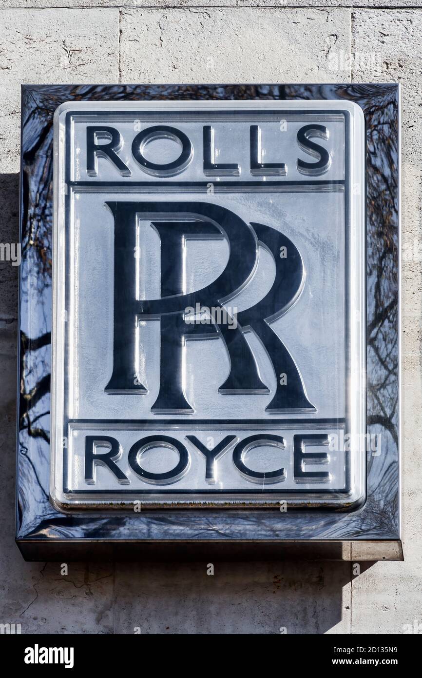 London, UK, April 1, 2012 : Rolls Royce Schild Werbung Logo in ihrem Auto Showroom Händler ein Geschäft Verkauf von Luxusautos und SUVs Stock Foto ima Stockfoto